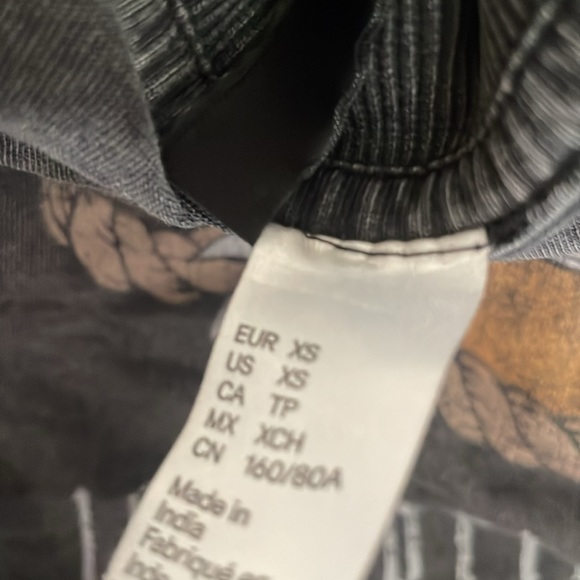 h&m graphic tee - Picture 3 of 3